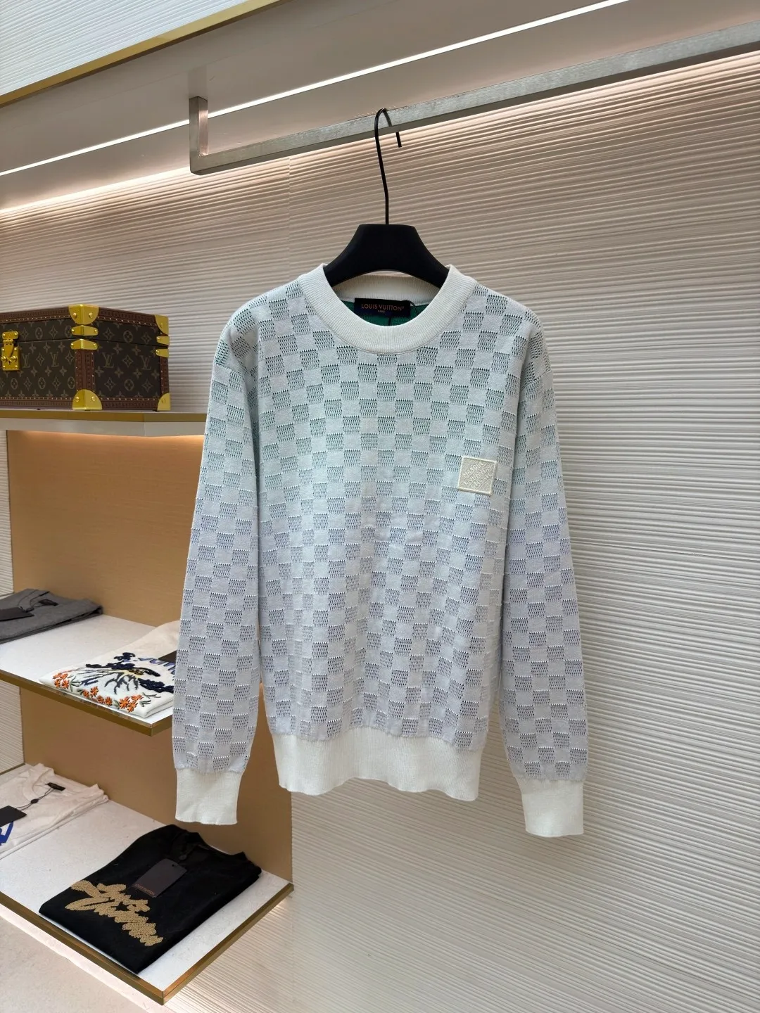 LOUIS VUITTON Checkerboard Gradient Jacquard Sweater ●Original version: Purchased and developed for 12200 ●Item number: 1681959-A85 ●Fabric: 100% cotton ●Technology: Jacquard production ●Color: Gradient color ●Version: Fitted version ●Weight: about 475 grams ●Size: S-M-L-XL ●Description: Made of 80 cotton, 20 wool blended wool. The bottom adopts multi-color inlay weaving method, and the face is imported and woven into a hollow checkerboard pattern, while showing the unique style of gradient technology. Garment washing removes wool residue, leaving the upper body softer. Signature embroidered logo at chest. This cotton long-sleeve sweater is updated with a jacquard mesh knitting technique that embodies the Damier pattern, creating a gradient effect in elegant tones, while adding a sophisticated touch with the Marque L.Vuitton Déposée embroidered patch at the rear. The overall wiring is straight and delicate, the fabric is comfortable and soft, and the color is consistent without color difference. It can be matched with the same style to create a fashionable look and control various occasions. Customized accessories, complete with three standards, same style for men and women!
